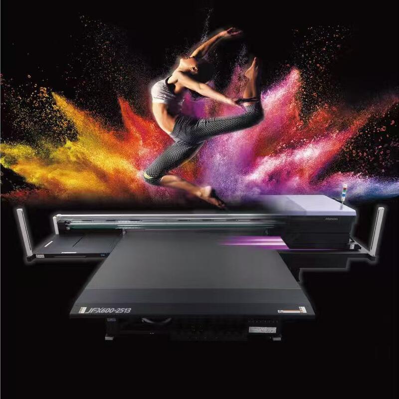 Impresora industrial UV de cama plana de la serie JFX600 de Mimaki con 16 cabezas de impresión, velocidad máxima de 20m2/h e impresión de texturas en 2.5D