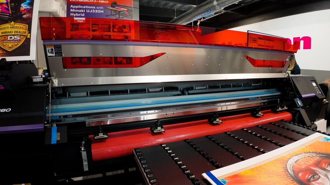 طابعة Mimaki UJ330H-160 Mini DTF مع أحبار UV بدون SVHC و CMR ، وبرنامج RasterLink7 RIP المتكامل ، ومنصة مراقبة PICT القائمة على السحابة